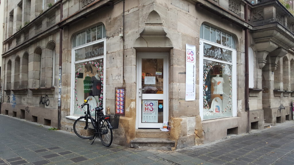 eine Ladenfront zeigt alle Arten von Anwendungen des GOHO-Logos: Shirts, Plakate, Banner, etc.